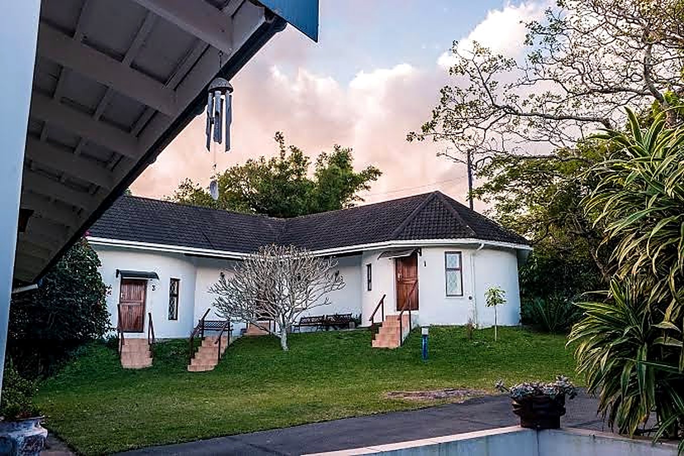 The whitewashed self-catering units at Bushbuck Lodge with private entrances